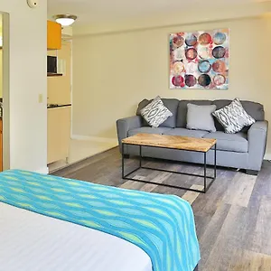 View With Pool Access In Aloha Surf! Honolulu